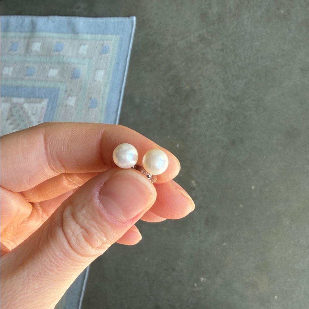 Real Pearl Stud Earrings - Picture 5 of 8